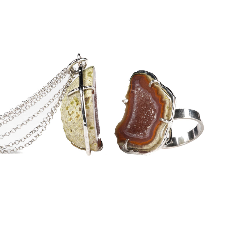Collezione “Inseparabili”: set anello e pendente con catena in argento rodiato