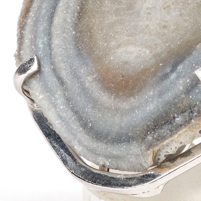 Anello della collezione “Paesaggi lunari “ in calcedonio cristallizzato con montatura in argento rodiato