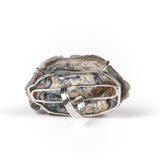 Importante anello della collezione “Paesaggi lunari “ in calcedonio cristallizzato con montatura in argento rodiato