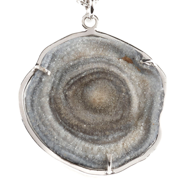Pendente della collezione "Paesaggi lunari" in Calcedonio cristallizzato con catena e montatura in argento rodiato